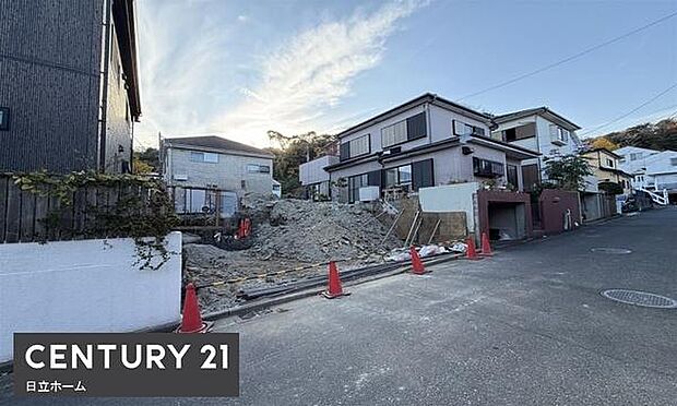 《現地》　■豊かな光が照らすこの場所は、たわいもない会話を楽しみ、ゆったりとした時間を過ごす場所。家族の日常が刻まれる大切な空間です。