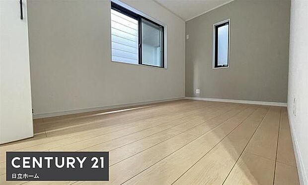 《寝室》 ■朝から日差しいっぱい、早起きしたくなる洋室。ベッドを置いてもゆとりを感じられる。窓からの朝日が心地よい目覚めへと誘います。ゆとりある広さを確保し、心地よいプライベートタイムを演出します。