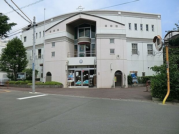 瀬谷愛児園まで358m、敷地内で四季の体験ができます。早春にピンクの乙女椿が咲き朝顔やチューリップを楽しみ秋はイチョウの美しい落ち葉で遊びます。