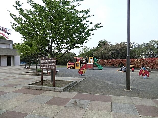 日野中央公園まで230m、明るく開放的な芝生広場を中心に、四季折々の花を楽しめます。野球場やテニスコートなどの運動施設があります。