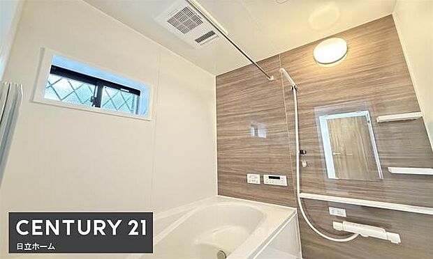 《浴室》 ■清潔感あふれる美しい浴室。ゆったりとした浴槽で、快適なバスタイムをお過ごしいただけます。