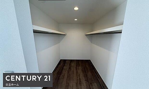 《ウォークインクローゼット》 ■大容量のウォークインクローゼットをご用意。衣類だけでなく、トランクなどの旅行用品の収納にも重宝します。