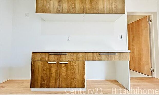 《カップボード》 ■背面に設置されたカップボード。食器はもちろん、炊飯器なども収納できます。