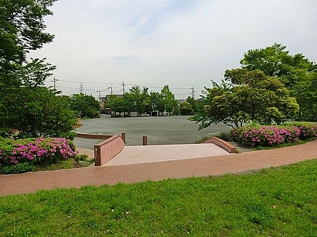 あかね台熊の谷公園まで662m、のびのび遊べる広場がある公園です。遊具施設も充実しています。ベンチ、トイレ、すべり台、ブランコ、鉄棒等。