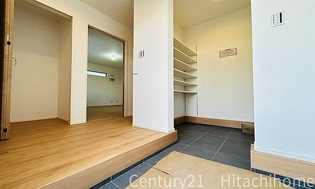 《玄関》 ■シューズクローゼット付きで玄関もスッキリ。