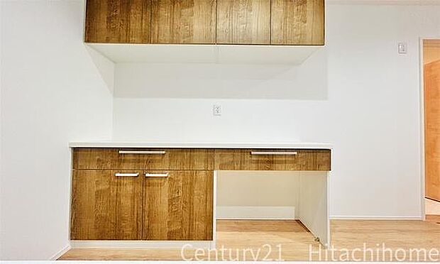 《カップボード》 ■背面に設置されたカップボード。食器はもちろん、炊飯器なども収納できます。