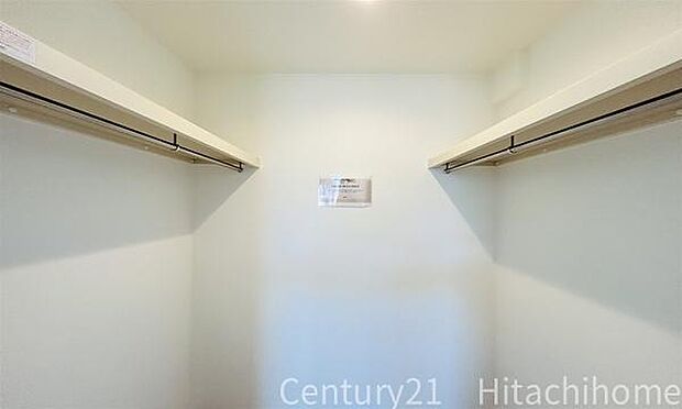 《ウォークインクローゼット》 ■大容量のウォークインクローゼットをご用意。衣類だけでなく、トランクなどの旅行用品の収納にも重宝します。