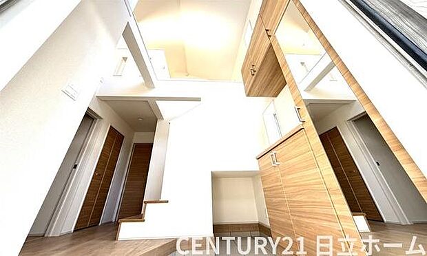 《玄関》■玄関上部の吹き抜けが開放感やデザイン性を高める、おしゃれな印象の住まいです