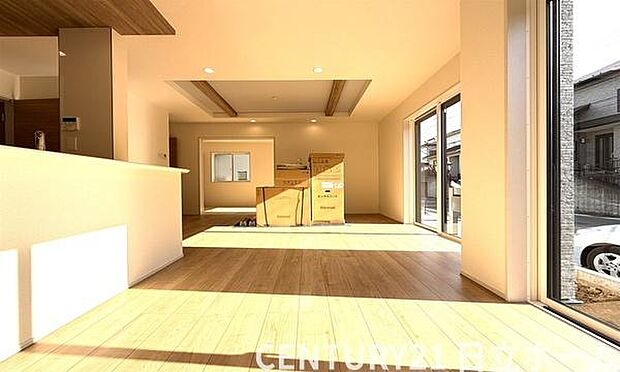 《リビングダイニング》 ■豊かな光が照らすこの場所は、たわいもない会話を楽しみ、ゆったりとした時間を過ごす場所。家族の日常が刻まれる大切な空間です。自然光に溢れるこの空間はリフレッシュにピッタリです。