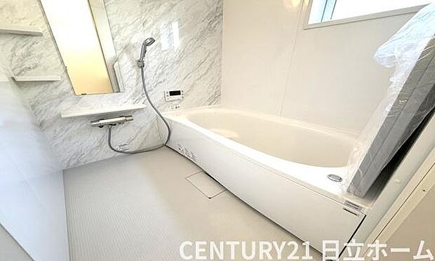 《浴室》 ■清潔感あふれる美しい浴室。ゆったりとした浴槽で、快適なバスタイムをお過ごしいただけます。