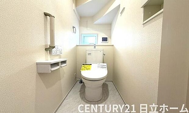 《トイレ》 ■窓のあるトイレは明るい空間で清潔感があります。