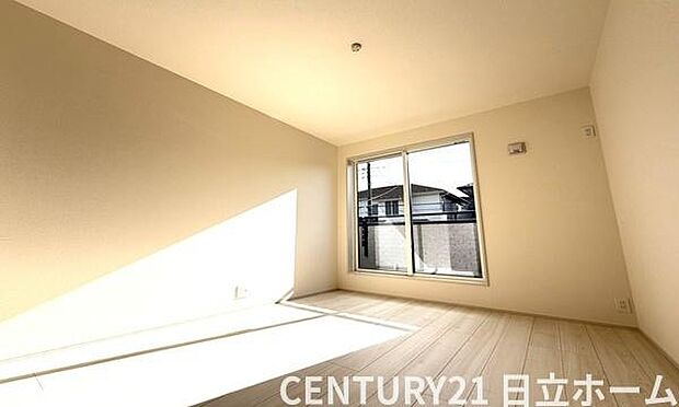 《寝室》 ■朝から日差しいっぱい、早起きしたくなる洋室。ベッドを置いてもゆとりを感じられる。窓からの朝日が心地よい目覚めへと誘います。ゆとりある広さを確保し、心地よいプライベートタイムを演出します。