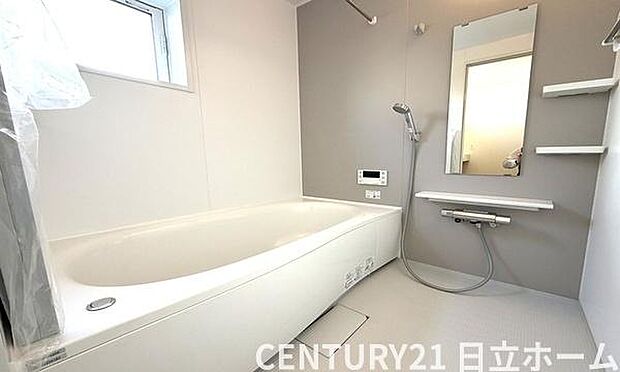 《浴室》 ■清潔感あふれる美しい浴室。ゆったりとした浴槽で、快適なバスタイムをお過ごしいただけます。