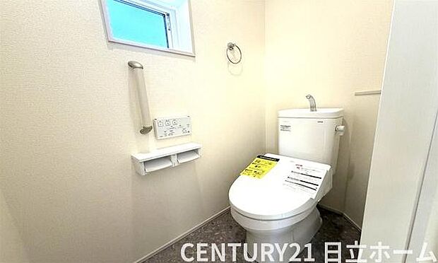 《トイレ》 ■窓のあるトイレは明るい空間で清潔感があります。