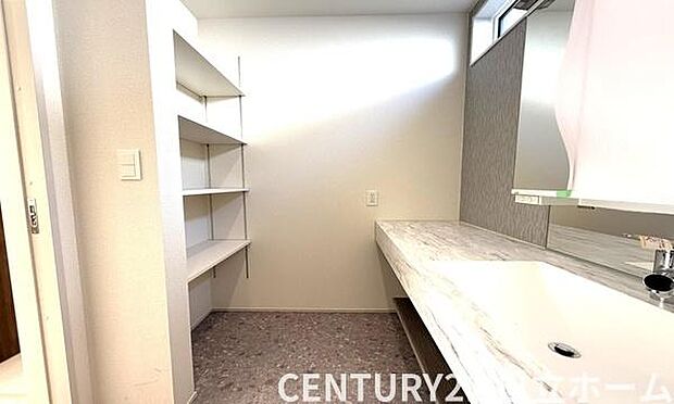 《洗面台》 ■朝のバタバタした身支度を支えてくれる洗面所。