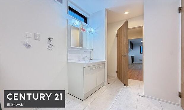 《洗面所》　■広いパウダールームで朝の身支度も気持ちよくできそうです。