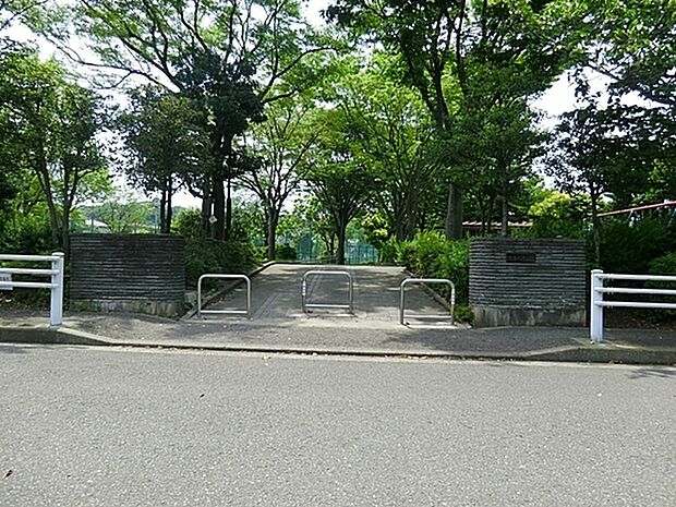 六浦大道公園まで1761m、野球グラウンドを囲う形の公園です。遊具は少ないですが野球など見ながら遊べます。