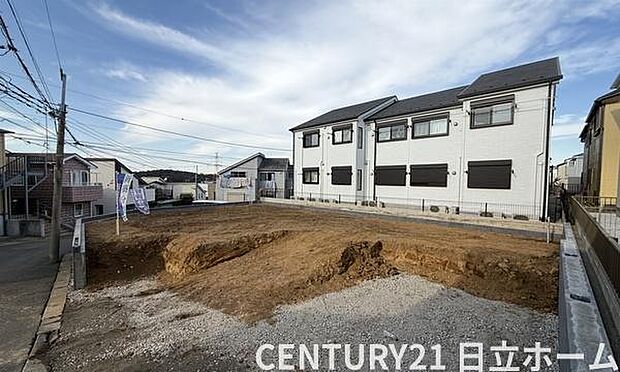 《前面道路》 ■前面道路が広く、開放的です。日当たりも良好です。