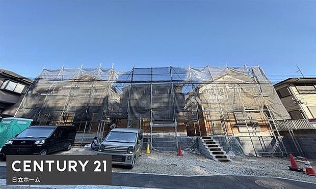 《前面道路》 ■前面道路が広く、開放的です。日当たりも良好です。