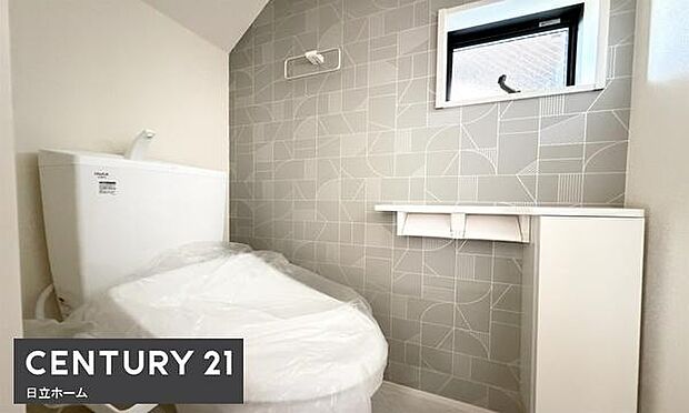 《トイレ》　■窓のあるトイレは明るい空間で清潔感があります。