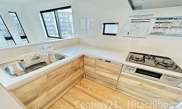 《システムキッチン》 家族が集う楽しく親子の会話も弾む対面キッチン。明るく清潔で使い勝手のいいキッチンには、いつも家族の笑顔があふれています。