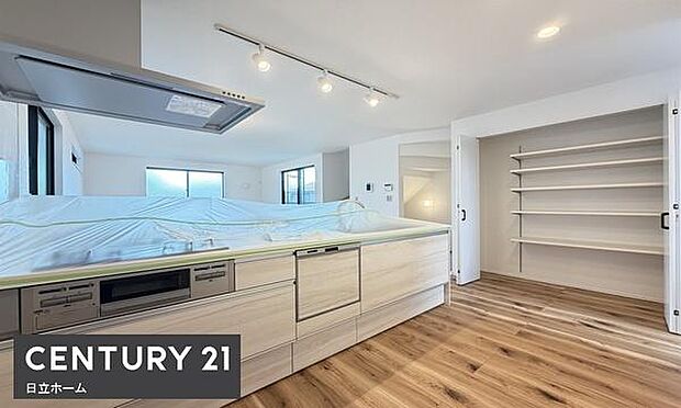 《キッチン》 ■パントリーのあるキッチン。食材や日用品などをすっきり収納できるのは助かりますね