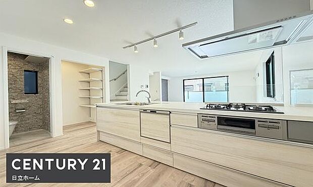 《キッチン》 ■パントリーのあるキッチン。食材や日用品などをすっきり収納できるのは助かりますね