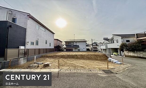 《外観》 ■一戸建ての多いエリア、静かで落ち着いた雰囲気。シンプルで美しいフォルム空気までクリーンになるような佇まい。心地よいライフスタイルが実現できるそんな予感。