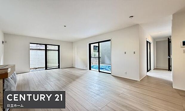 《リビングダイニング》 ■上質な時間を育む暮らしのメインステージ。寛ぎとご家族とのコミュニケーションを育む居心地のよい場所。この明るい空間は家族に安らぎを与えて、落ち着いた心地よい空間になるでしょう。