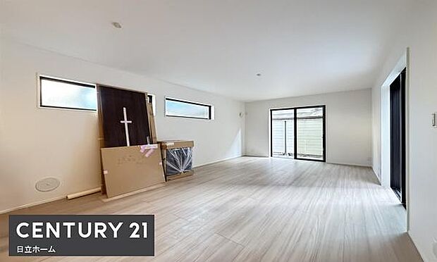 《リビングダイニング》 ■豊かな光が照らすこの場所は、たわいもない会話を楽しみ、ゆったりとした時間を過ごす場所。家族の日常が刻まれる大切な空間です。自然光に溢れるこの空間はリフレッシュにピッタリです。