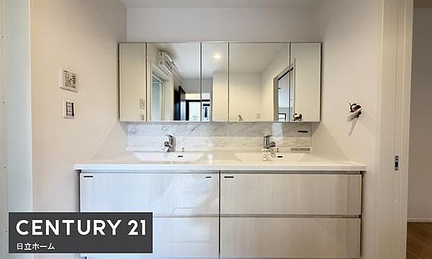 《洗面化粧台》■ダブルボールの洗面所の側面に収納を施し、優雅さをプラス。スタイリッシュで機能的。美しさと便利さを兼ね備えた理想の暮らしを実現します。