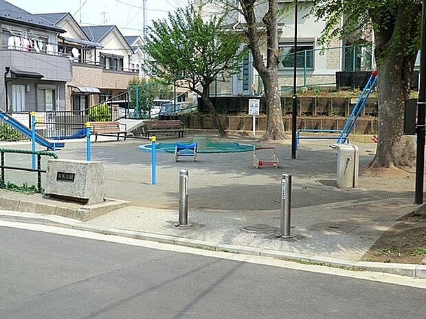 赤坂公園まで890m、農園付公園。住宅地に囲まれたのどかな公園で、園内中央のカキの木を始めとして樹木が多く植栽されているのが特徴です。
