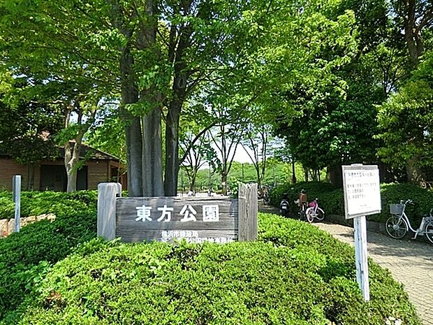 東方公園まで1889m、約4万平方メートルの敷地。野球グラウンドをぐるりと囲む約50本の桜は都筑区内の花見スポットとしても人気がある。