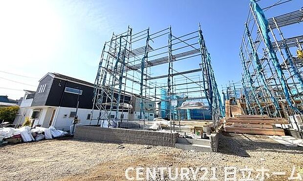 低層の住宅が立ち並ぶ住宅地内に佇む、シンプルで飽きのこない外観のお住まいです。間口がしっかりとれている物件なので、堂々とした佇まいです。駐車スペースも広くとれてますので、お車の出し入れが容易です。