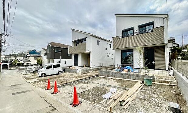 《前面道路》 ■前面道路が広く、開放的です。日当たりも良好です。