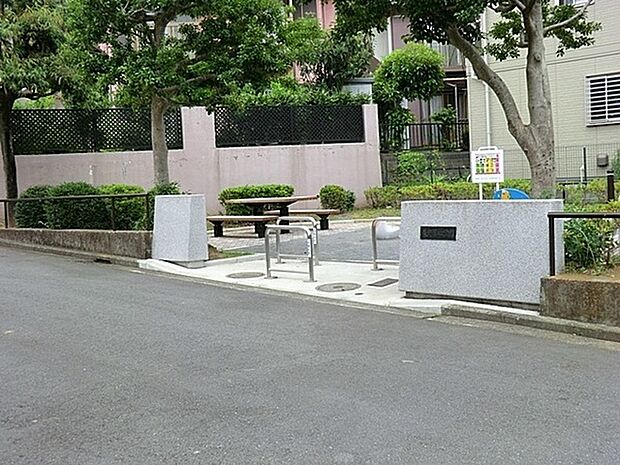 東野第四公園まで618m、住宅街の緑がきれいな公園です。整備が行き届いていて一休みするのに良さそうです。