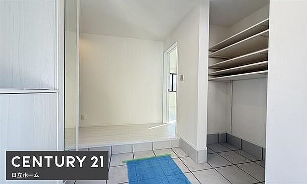 《玄関》■シューズインクローゼットのある広々とした玄関。家族全員の靴をスッキリ収納出来ます。