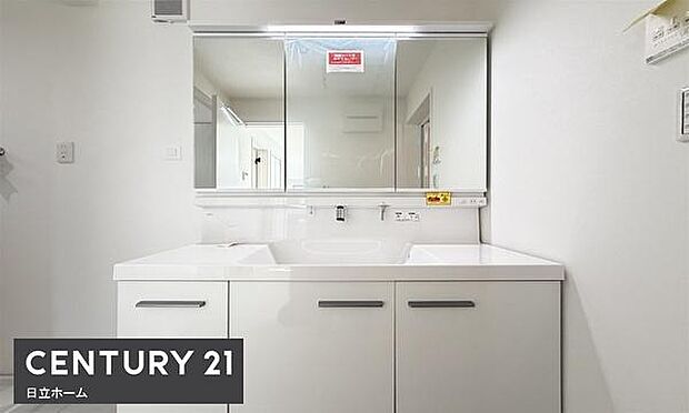 《洗面所》　■広いパウダールームで朝の身支度も気持ちよくできそうです。