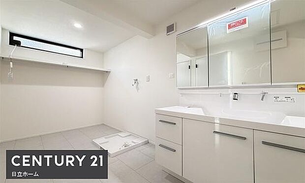 《洗面化粧台》　■使いやすいシャープなデザインの洗面化粧台。