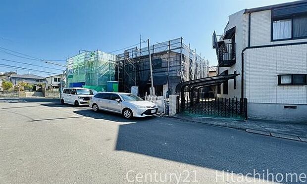 《外観》 ■青空の下、洗練されたデザインが輝く住まい。新しい暮らしを始めるのにふさわしい、光と風が心地よい空間です。