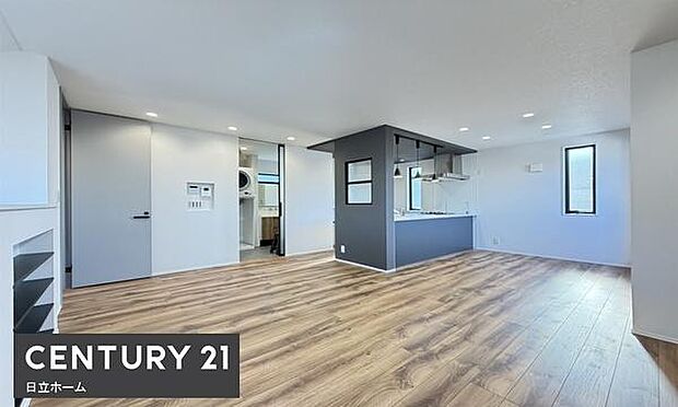 《リビングダイニング》　■ご家族でゆったりとした時間を過ごす場所です。木目を大事にした落ち着いたつくりです。