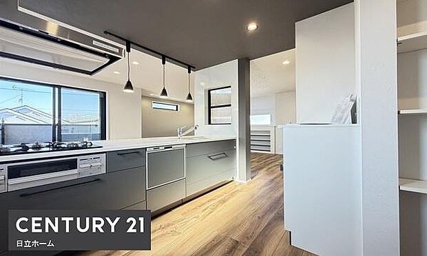 《システムキッチン》　■家族が集う楽しく親子の会話も弾むキッチン。明るく清潔で使い勝手のいいキッチンには、いつも家族の笑顔があふれています。