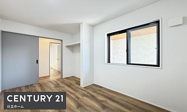 《洋室》　■机とべットを入れても十分な広さ。。お子様の勉強部屋に。