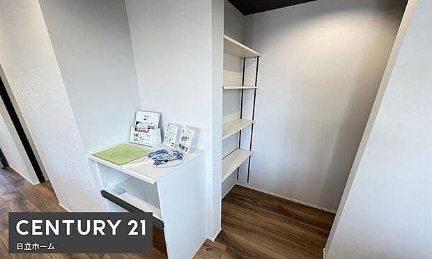 《パントリー》　■キッチン横のパントリー。常温保存の食品・キッチン用品などが収納できて便利です。