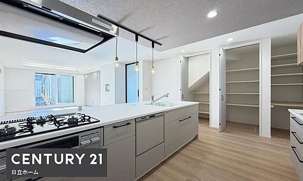 《システムキッチン》 ■家族が集う楽しく親子の会話も弾むキッチン。明るく清潔で使い勝手のいいキッチンには、いつも家族の笑顔があふれています。