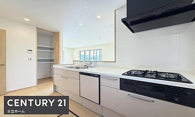 《システムキッチン》 ■家族が集う楽しく親子の会話も弾むキッチン。明るく清潔で使い勝手のいいキッチンには、いつも家族の笑顔があふれています。