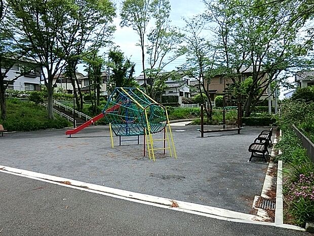 庄戸第一公園まで831m、広場とネットでできた遊具のある広場、ボール遊びなどができる運動広場と3つに分かれています。