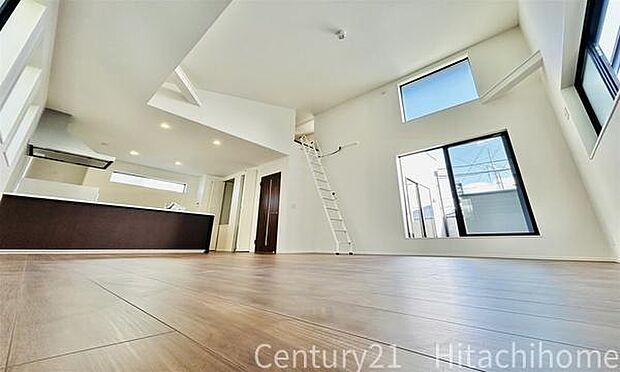 《リビングダイニング》　■勾配天井で開放感溢れるリビング