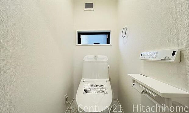 《トイレ》　■窓のあるトイレは明るい空間で清潔感があります。