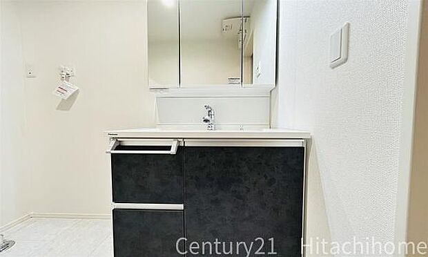 《洗面化粧台》　■使いやすいシャープなデザインの洗面化粧台。